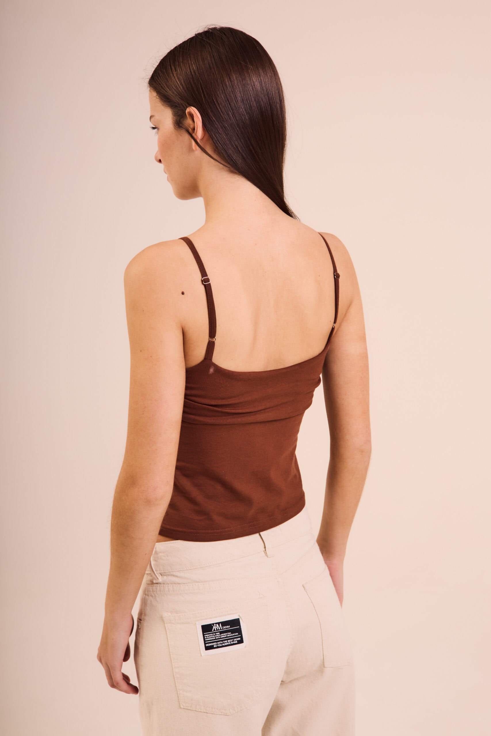 Musculosa de mujer color chocolate con escote recto, confeccionada en algodón y spandex.